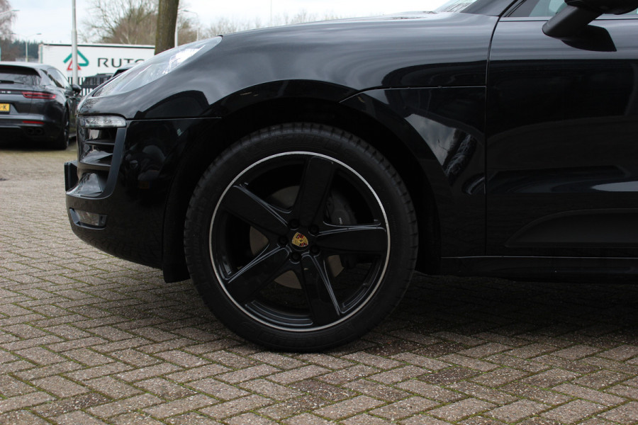 Porsche Macan 2.0 / NL Auto / Dealer onderhouden / Panoramadak / Camera / Luchtvering / Sportdesign+Chrono / 21'' / Adaptieve stoelen / CarPlay / Bose / DAB / Stoelverwarming / ACC