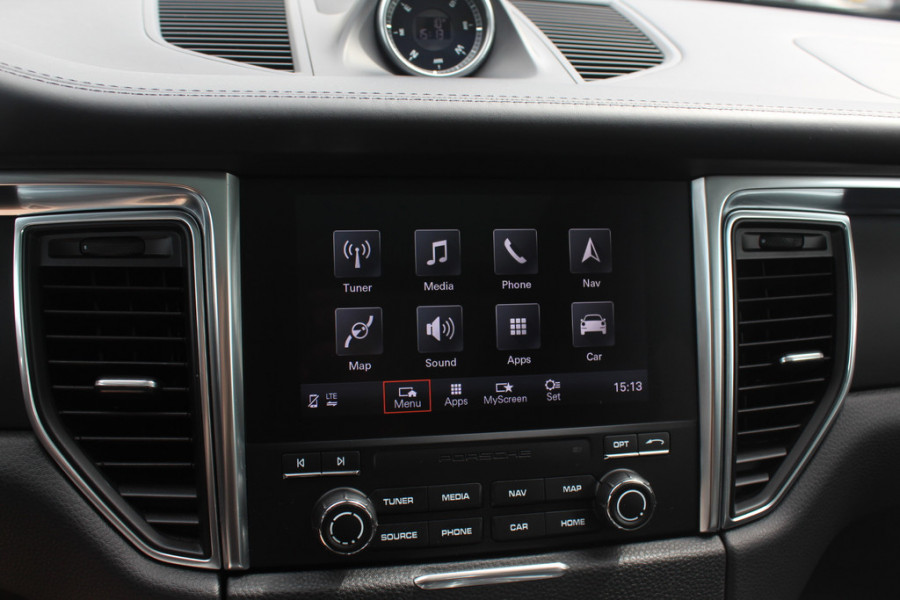 Porsche Macan 2.0 / NL Auto / Dealer onderhouden / Panoramadak / Camera / Luchtvering / Sportdesign+Chrono / 21'' / Adaptieve stoelen / CarPlay / Bose / DAB / Stoelverwarming / ACC