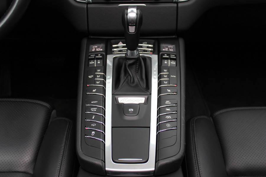 Porsche Macan 2.0 / NL Auto / Dealer onderhouden / Panoramadak / Camera / Luchtvering / Sportdesign+Chrono / 21'' / Adaptieve stoelen / CarPlay / Bose / DAB / Stoelverwarming / ACC