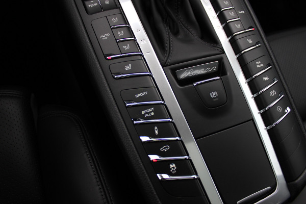 Porsche Macan 2.0 / NL Auto / Dealer onderhouden / Panoramadak / Camera / Luchtvering / Sportdesign+Chrono / 21'' / Adaptieve stoelen / CarPlay / Bose / DAB / Stoelverwarming / ACC