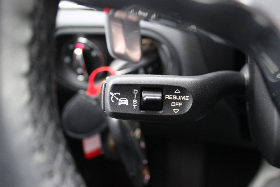 Porsche Macan 2.0 / NL Auto / Dealer onderhouden / Panoramadak / Camera / Luchtvering / Sportdesign+Chrono / 21'' / Adaptieve stoelen / CarPlay / Bose / DAB / Stoelverwarming / ACC