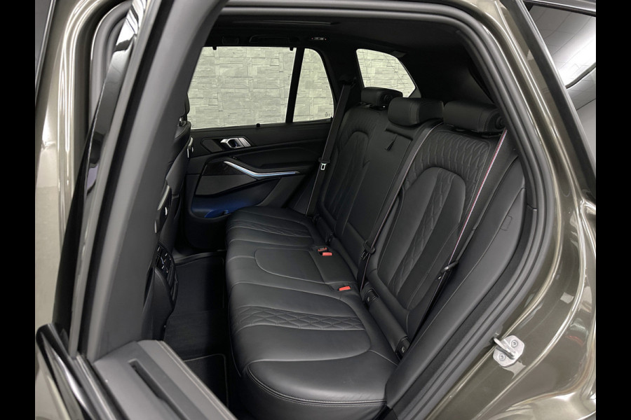 BMW X5 50e M-Sport Pro | Panorama | 360 Camera | ACC | Carbon | Individual Leder | Trekhaak | Head-Up | Keyless-Entry | Harman-Kardon | Stoelverwarming V+A | Memory | Stuurverwarming | 22 inch | Iconic-Glow | M-Gordels | ISO-Glas | Zonwering | Beker Clima | Standkachel | Carplay | Draadloos Laden |