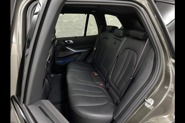 BMW X5 50e M-Sport Pro | Panorama | 360 Camera | ACC | Carbon | Individual Leder | Trekhaak | Head-Up | Keyless-Entry | Harman-Kardon | Stoelverwarming V+A | Memory | Stuurverwarming | 22 inch | Iconic-Glow | M-Gordels | ISO-Glas | Zonwering | Beker Clima | Standkachel | Carplay | Draadloos Laden |