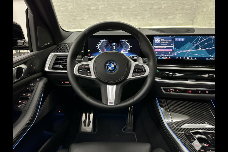 BMW X5 50e M-Sport Pro | Panorama | 360 Camera | ACC | Carbon | Individual Leder | Trekhaak | Head-Up | Keyless-Entry | Harman-Kardon | Stoelverwarming V+A | Memory | Stuurverwarming | 22 inch | Iconic-Glow | M-Gordels | ISO-Glas | Zonwering | Beker Clima | Standkachel | Carplay | Draadloos Laden |