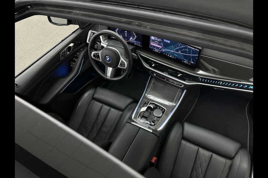 BMW X5 50e M-Sport Pro | Panorama | 360 Camera | ACC | Carbon | Individual Leder | Trekhaak | Head-Up | Keyless-Entry | Harman-Kardon | Stoelverwarming V+A | Memory | Stuurverwarming | 22 inch | Iconic-Glow | M-Gordels | ISO-Glas | Zonwering | Beker Clima | Standkachel | Carplay | Draadloos Laden |