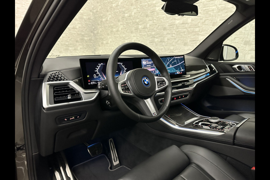 BMW X5 50e M-Sport Pro | Panorama | 360 Camera | ACC | Carbon | Individual Leder | Trekhaak | Head-Up | Keyless-Entry | Harman-Kardon | Stoelverwarming V+A | Memory | Stuurverwarming | 22 inch | Iconic-Glow | M-Gordels | ISO-Glas | Zonwering | Beker Clima | Standkachel | Carplay | Draadloos Laden |