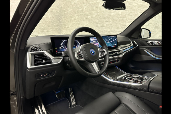 BMW X5 50e M-Sport Pro | Panorama | 360 Camera | ACC | Carbon | Individual Leder | Trekhaak | Head-Up | Keyless-Entry | Harman-Kardon | Stoelverwarming V+A | Memory | Stuurverwarming | 22 inch | Iconic-Glow | M-Gordels | ISO-Glas | Zonwering | Beker Clima | Standkachel | Carplay | Draadloos Laden |