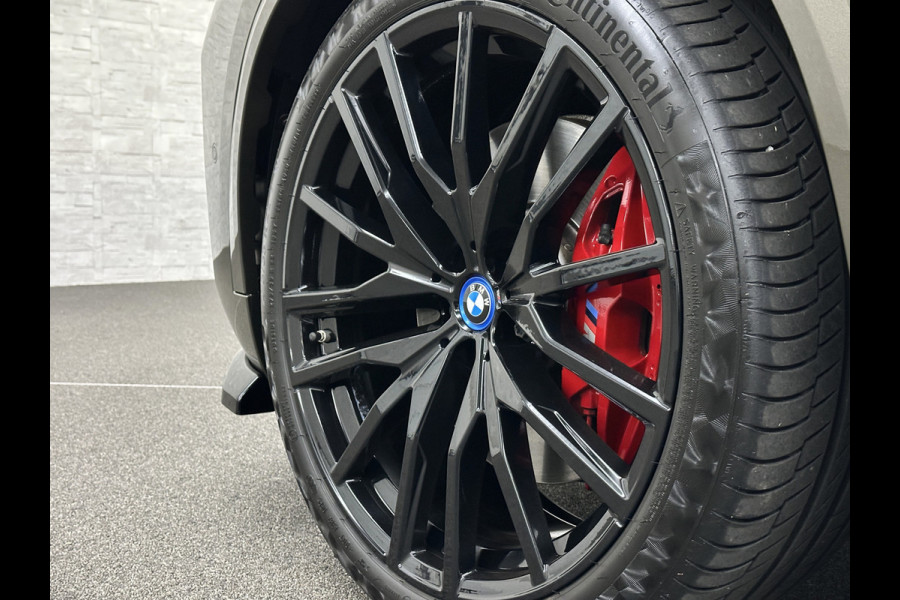 BMW X5 50e M-Sport Pro | Panorama | 360 Camera | ACC | Carbon | Individual Leder | Trekhaak | Head-Up | Keyless-Entry | Harman-Kardon | Stoelverwarming V+A | Memory | Stuurverwarming | 22 inch | Iconic-Glow | M-Gordels | ISO-Glas | Zonwering | Beker Clima | Standkachel | Carplay | Draadloos Laden |