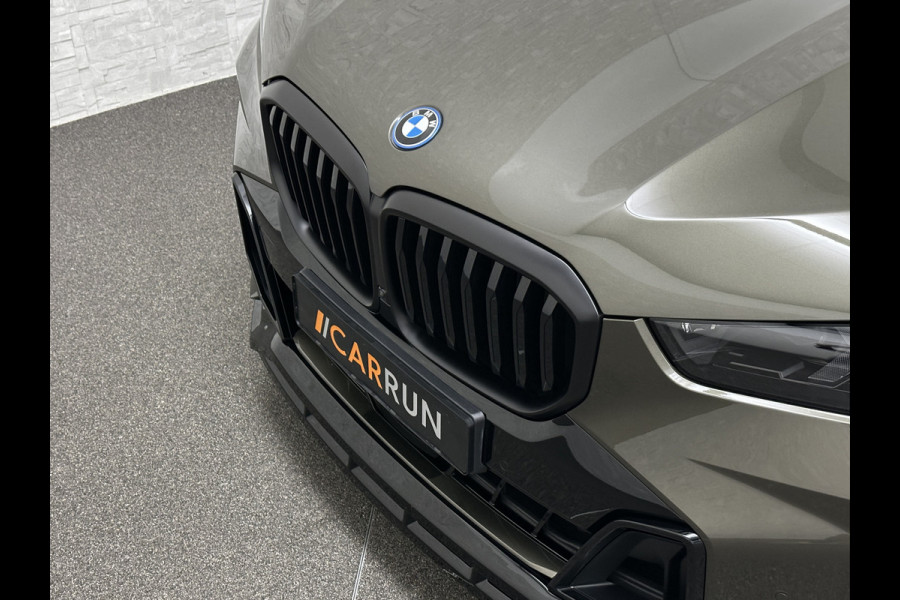 BMW X5 50e M-Sport Pro | Panorama | 360 Camera | ACC | Carbon | Individual Leder | Trekhaak | Head-Up | Keyless-Entry | Harman-Kardon | Stoelverwarming V+A | Memory | Stuurverwarming | 22 inch | Iconic-Glow | M-Gordels | ISO-Glas | Zonwering | Beker Clima | Standkachel | Carplay | Draadloos Laden |