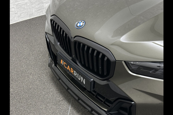BMW X5 50e M-Sport Pro | Panorama | 360 Camera | ACC | Carbon | Individual Leder | Trekhaak | Head-Up | Keyless-Entry | Harman-Kardon | Stoelverwarming V+A | Memory | Stuurverwarming | 22 inch | Iconic-Glow | M-Gordels | ISO-Glas | Zonwering | Beker Clima | Standkachel | Carplay | Draadloos Laden |