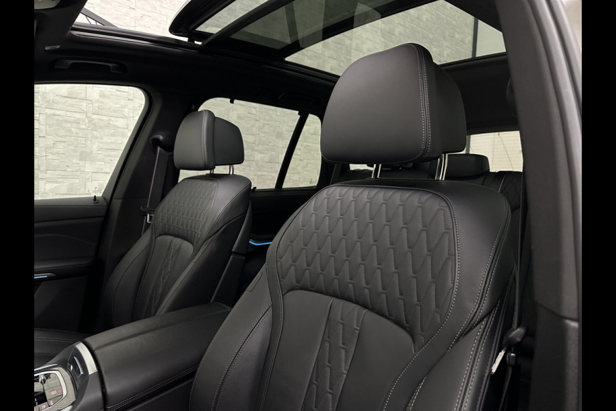 BMW X5 50e M-Sport Pro | Panorama | 360 Camera | ACC | Carbon | Individual Leder | Trekhaak | Head-Up | Keyless-Entry | Harman-Kardon | Stoelverwarming V+A | Memory | Stuurverwarming | 22 inch | Iconic-Glow | M-Gordels | ISO-Glas | Zonwering | Beker Clima | Standkachel | Carplay | Draadloos Laden |