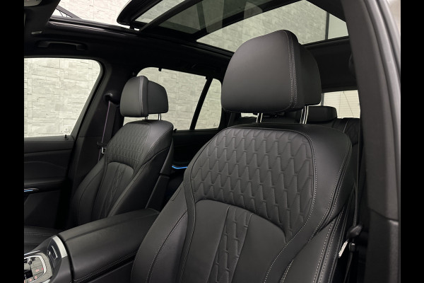 BMW X5 50e M-Sport Pro | Panorama | 360 Camera | ACC | Carbon | Individual Leder | Trekhaak | Head-Up | Keyless-Entry | Harman-Kardon | Stoelverwarming V+A | Memory | Stuurverwarming | 22 inch | Iconic-Glow | M-Gordels | ISO-Glas | Zonwering | Beker Clima | Standkachel | Carplay | Draadloos Laden |