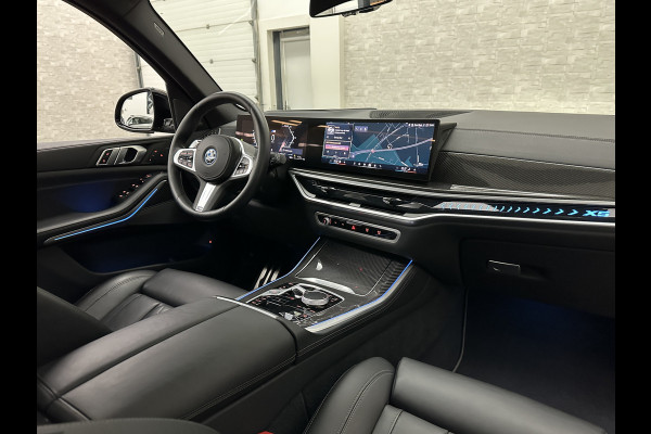 BMW X5 50e M-Sport Pro | Panorama | 360 Camera | ACC | Carbon | Individual Leder | Trekhaak | Head-Up | Keyless-Entry | Harman-Kardon | Stoelverwarming V+A | Memory | Stuurverwarming | 22 inch | Iconic-Glow | M-Gordels | ISO-Glas | Zonwering | Beker Clima | Standkachel | Carplay | Draadloos Laden |