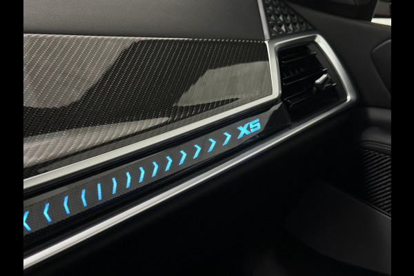BMW X5 50e M-Sport Pro | Panorama | 360 Camera | ACC | Carbon | Individual Leder | Trekhaak | Head-Up | Keyless-Entry | Harman-Kardon | Stoelverwarming V+A | Memory | Stuurverwarming | 22 inch | Iconic-Glow | M-Gordels | ISO-Glas | Zonwering | Beker Clima | Standkachel | Carplay | Draadloos Laden |