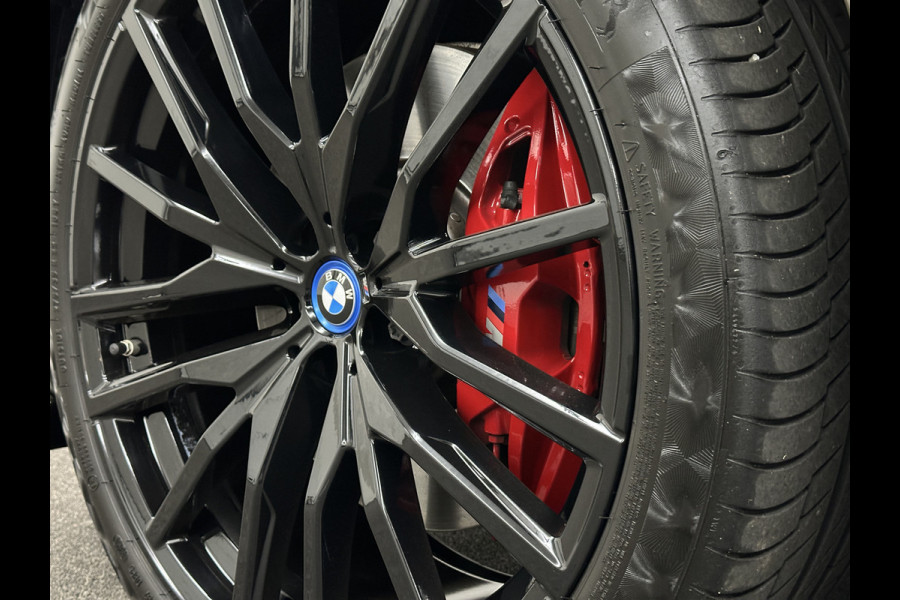 BMW X5 50e M-Sport Pro | Panorama | 360 Camera | ACC | Carbon | Individual Leder | Trekhaak | Head-Up | Keyless-Entry | Harman-Kardon | Stoelverwarming V+A | Memory | Stuurverwarming | 22 inch | Iconic-Glow | M-Gordels | ISO-Glas | Zonwering | Beker Clima | Standkachel | Carplay | Draadloos Laden |