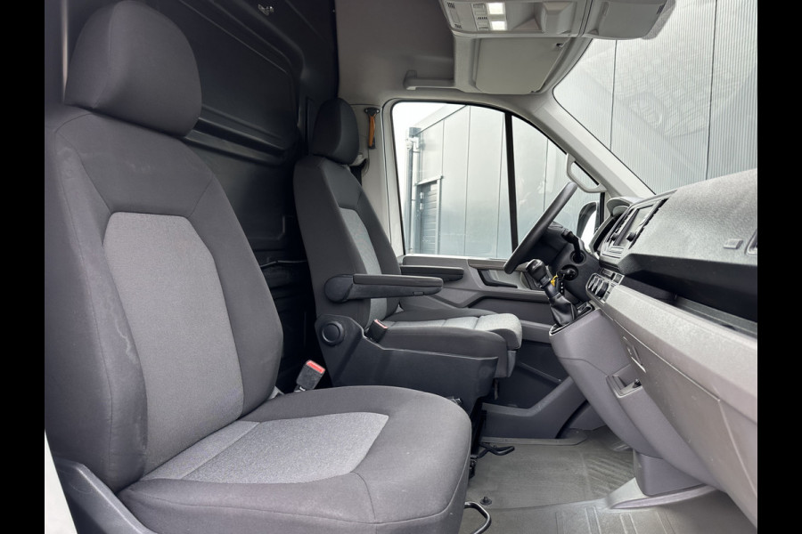 Volkswagen Crafter 2.0 TDI 141 PK RWD HIGHLINE ++ / L3H3 / 1e EIG. / BOTT INRICHTING / 3 TONS TREKHAAK / GEVEERDE STOEL / CAMERA / CRUISE / AIRCO