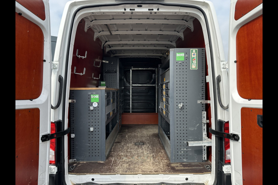 Volkswagen Crafter 2.0 TDI 141 PK RWD HIGHLINE ++ / L3H3 / 1e EIG. / BOTT INRICHTING / 3 TONS TREKHAAK / GEVEERDE STOEL / CAMERA / CRUISE / AIRCO