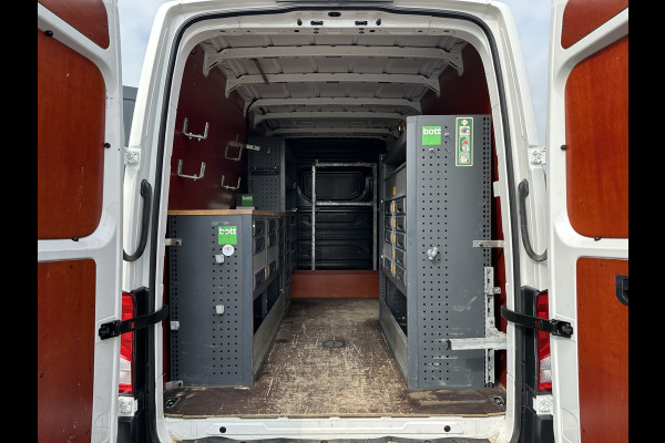 Volkswagen Crafter 2.0 TDI 141 PK RWD HIGHLINE ++ / L3H3 / 1e EIG. / BOTT INRICHTING / 3 TONS TREKHAAK / GEVEERDE STOEL / CAMERA / CRUISE / AIRCO