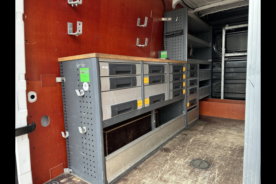 Volkswagen Crafter 2.0 TDI 141 PK RWD HIGHLINE ++ / L3H3 / 1e EIG. / BOTT INRICHTING / 3 TONS TREKHAAK / GEVEERDE STOEL / CAMERA / CRUISE / AIRCO