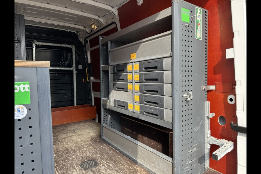 Volkswagen Crafter 2.0 TDI 141 PK RWD HIGHLINE ++ / L3H3 / 1e EIG. / BOTT INRICHTING / 3 TONS TREKHAAK / GEVEERDE STOEL / CAMERA / CRUISE / AIRCO