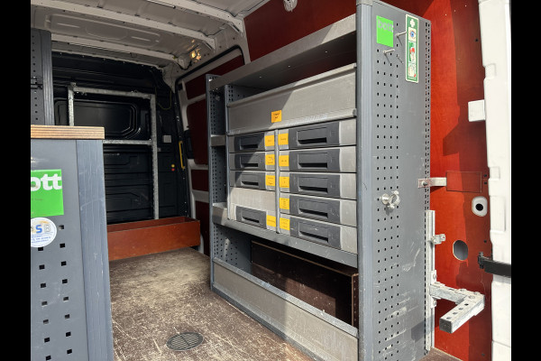 Volkswagen Crafter 2.0 TDI 141 PK RWD HIGHLINE ++ / L3H3 / 1e EIG. / BOTT INRICHTING / 3 TONS TREKHAAK / GEVEERDE STOEL / CAMERA / CRUISE / AIRCO