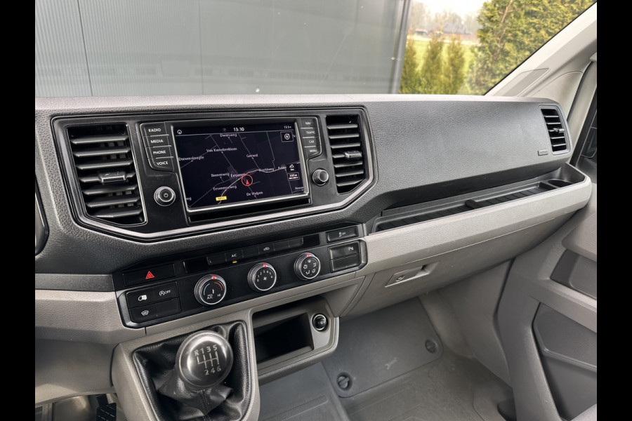 Volkswagen Crafter 2.0 TDI 141 PK RWD HIGHLINE ++ / L3H3 / 1e EIG. / BOTT INRICHTING / 3 TONS TREKHAAK / GEVEERDE STOEL / CAMERA / CRUISE / AIRCO