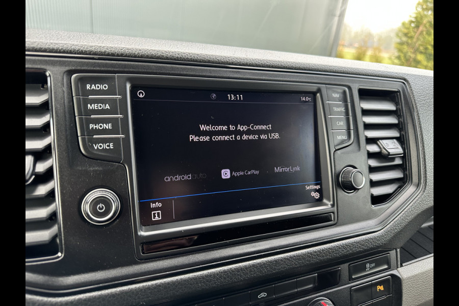 Volkswagen Crafter 2.0 TDI 141 PK RWD HIGHLINE ++ / L3H3 / 1e EIG. / BOTT INRICHTING / 3 TONS TREKHAAK / GEVEERDE STOEL / CAMERA / CRUISE / AIRCO