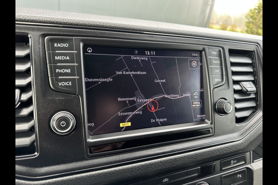 Volkswagen Crafter 2.0 TDI 141 PK RWD HIGHLINE ++ / L3H3 / 1e EIG. / BOTT INRICHTING / 3 TONS TREKHAAK / GEVEERDE STOEL / CAMERA / CRUISE / AIRCO