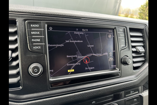 Volkswagen Crafter 2.0 TDI 141 PK RWD HIGHLINE ++ / L3H3 / 1e EIG. / BOTT INRICHTING / 3 TONS TREKHAAK / GEVEERDE STOEL / CAMERA / CRUISE / AIRCO