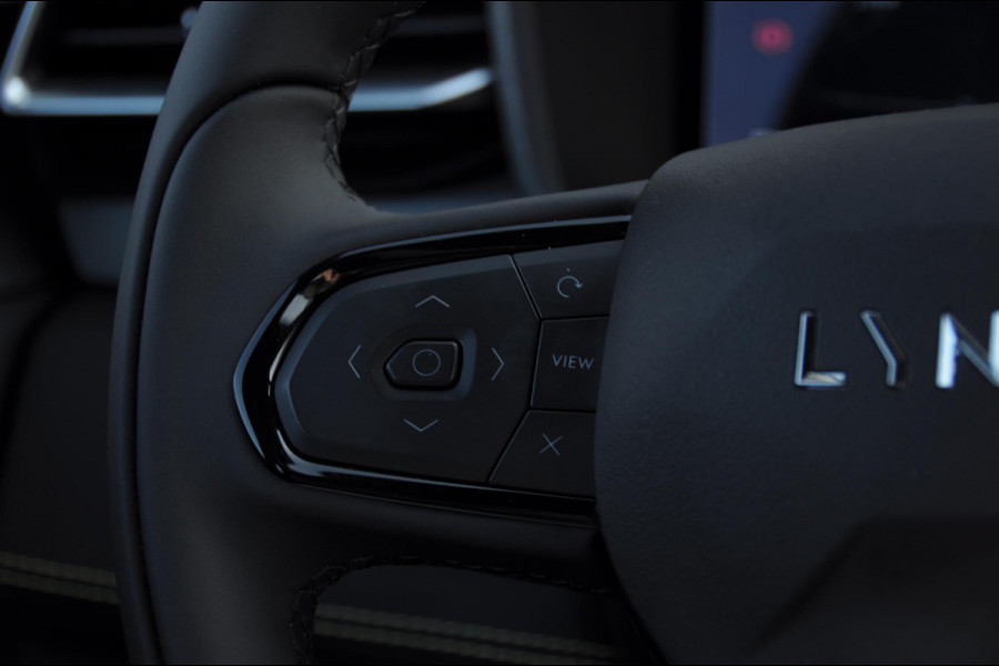 Lynk & Co 01 276PK Automaat Core / Adaptieve cruise control / Stoel - en stuurwielverarming / Parkeersensoren met camera / Apple carplay / Trekhaak / Metallic lak / 19" lichtmetalen velgen
