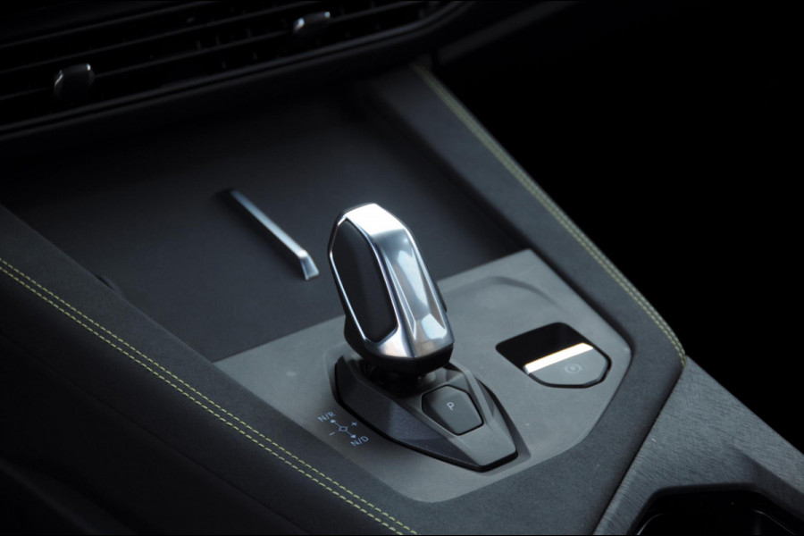 Lynk & Co 01 276PK Automaat Core / Adaptieve cruise control / Stoel - en stuurwielverarming / Parkeersensoren met camera / Apple carplay / Trekhaak / Metallic lak / 19" lichtmetalen velgen