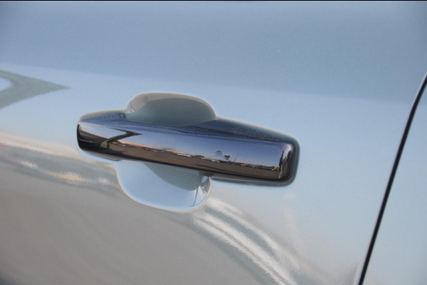 Lynk & Co 01 276PK Automaat Core / Adaptieve cruise control / Stoel - en stuurwielverarming / Parkeersensoren met camera / Apple carplay / Trekhaak / Metallic lak / 19" lichtmetalen velgen