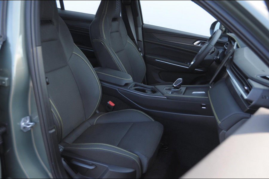 Lynk & Co 01 276PK Automaat Core / Adaptieve cruise control / Stoel - en stuurwielverarming / Parkeersensoren met camera / Apple carplay / Trekhaak / Metallic lak / 19" lichtmetalen velgen