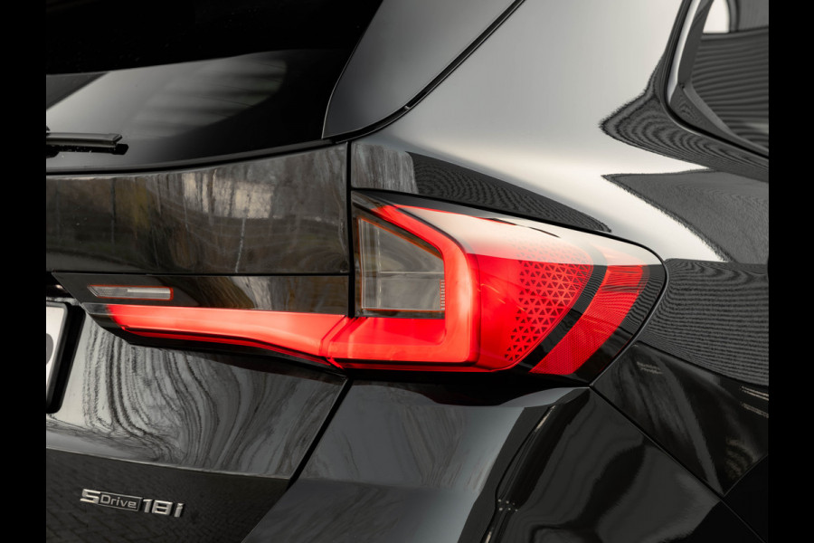 BMW X1 sDrive18i M-Sport - Pano - Trekhaak - Memoryzetel - Harman Kardon
