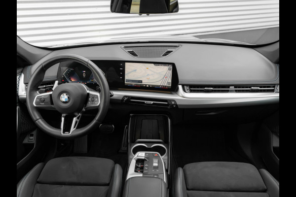 BMW X1 sDrive18i M-Sport - Pano - Trekhaak - Memoryzetel - Harman Kardon