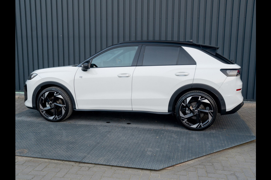 Volkswagen T-Roc 1.5 eTsi R-Line First Edition | Black Style | 360 Camera | Head Up | Elk. A-klep | IQ Light | Prijs Rijklaar!!