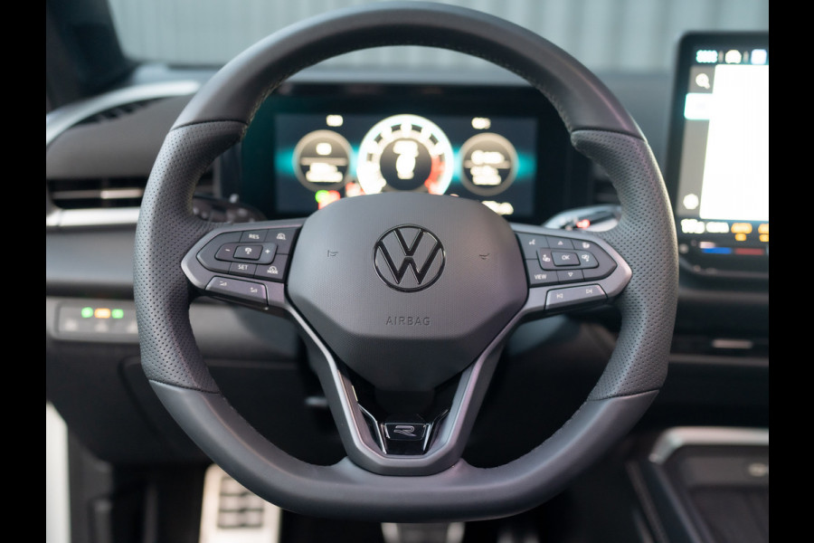 Volkswagen T-Roc 1.5 eTsi R-Line First Edition | Black Style | 360 Camera | Head Up | Elk. A-klep | IQ Light | Prijs Rijklaar!!