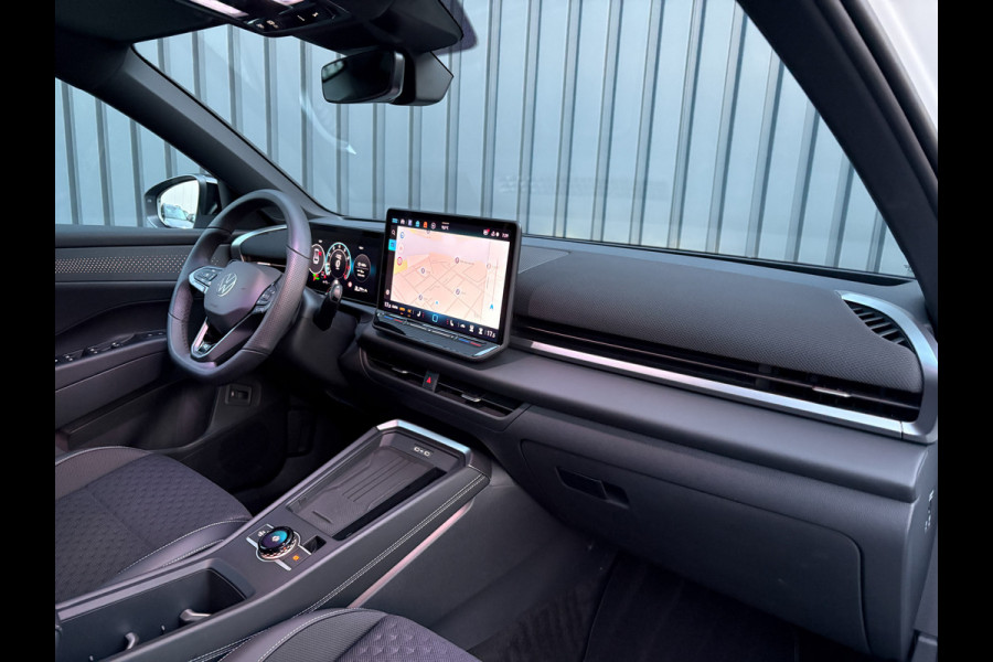 Volkswagen T-Roc 1.5 eTsi R-Line First Edition | Black Style | 360 Camera | Head Up | Elk. A-klep | IQ Light | Prijs Rijklaar!!