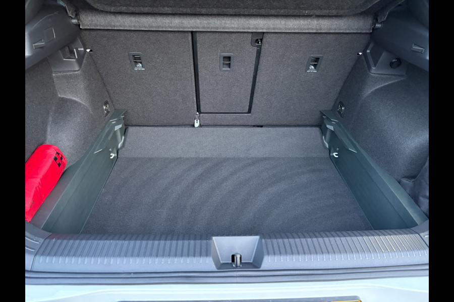 Volkswagen T-Roc 1.5 eTsi R-Line First Edition | Black Style | 360 Camera | Head Up | Elk. A-klep | IQ Light | Prijs Rijklaar!!