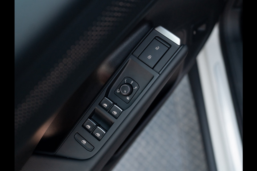 Volkswagen T-Roc 1.5 eTsi R-Line First Edition | Black Style | 360 Camera | Head Up | Elk. A-klep | IQ Light | Prijs Rijklaar!!