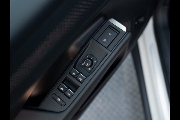 Volkswagen T-Roc 1.5 eTsi R-Line First Edition | Black Style | 360 Camera | Head Up | Elk. A-klep | IQ Light | Prijs Rijklaar!!