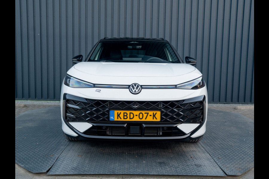 Volkswagen T-Roc 1.5 eTsi R-Line First Edition | Black Style | 360 Camera | Head Up | Elk. A-klep | IQ Light | Prijs Rijklaar!!