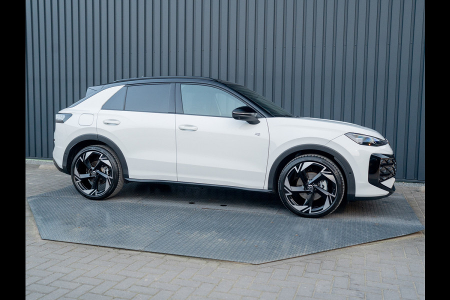 Volkswagen T-Roc 1.5 eTsi R-Line First Edition | Black Style | 360 Camera | Head Up | Elk. A-klep | IQ Light | Prijs Rijklaar!!