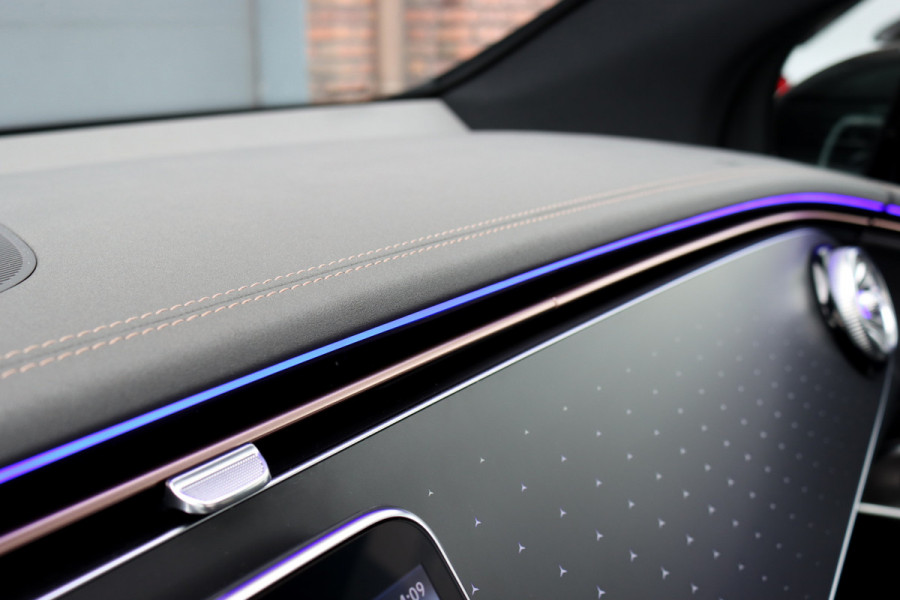 Mercedes-Benz EQE SUV 350 4MATIC AMG Line 91 kWh | Distronic+ | Panoramadak | Memory | Burmester | Digital Light | Surround Camera | 22kW | Warmtepomp | Keyless Go |