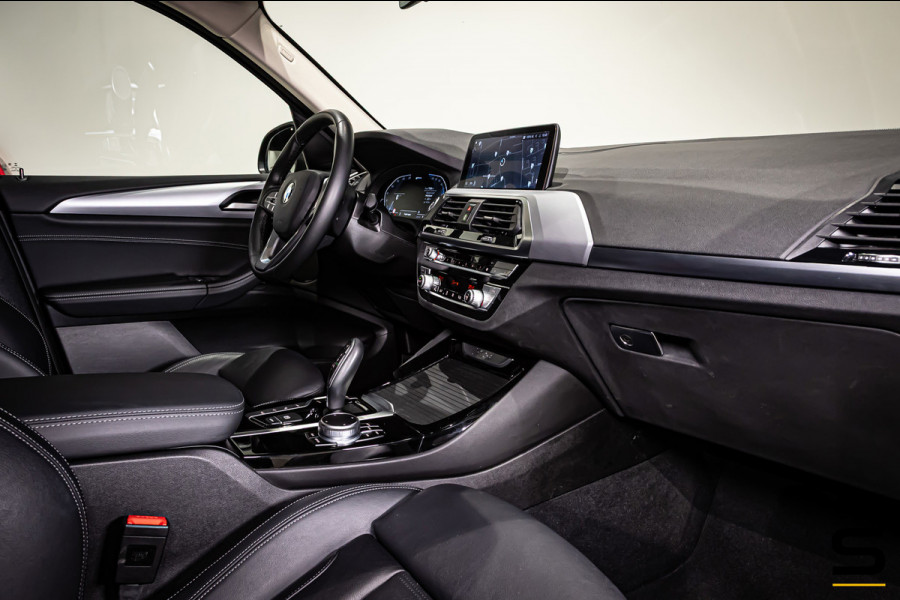BMW X3 XDrive30e High Executive|Trekhaak|Leder|Cam|HUD|Stoel