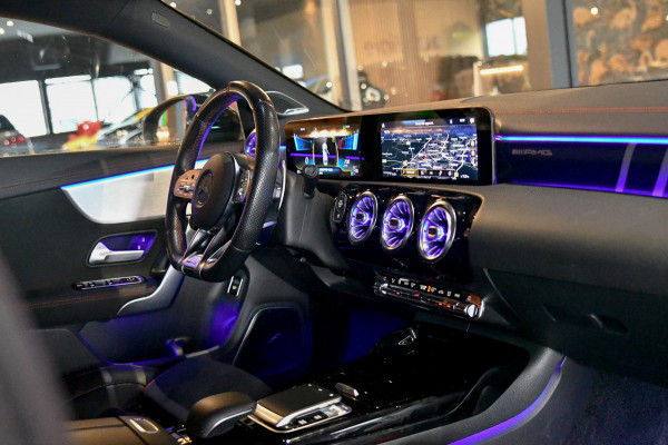 Mercedes-Benz CLA-Klasse AMG 35 4MATIC Aero. Schaal, Perf Stuur, Burm, Keyless, Camera, CarPlay, Sfeer!