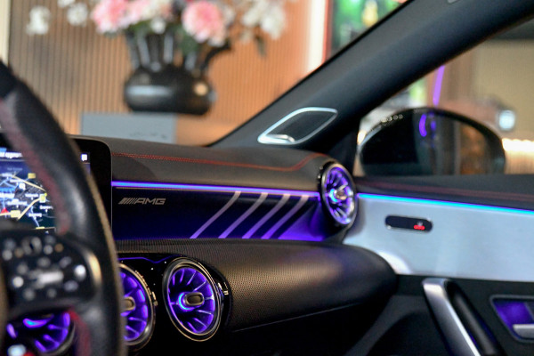 Mercedes-Benz CLA-Klasse AMG 35 4MATIC Aero. Schaal, Perf Stuur, Burm, Keyless, Camera, CarPlay, Sfeer!