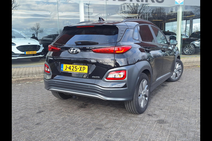 Hyundai Kona EV Fashion 64 kWh | SOH: nnb | Trekhaak | 3 Fase | Warmtepomp | HUD | Navi | Adaptive CC | Blindspot |