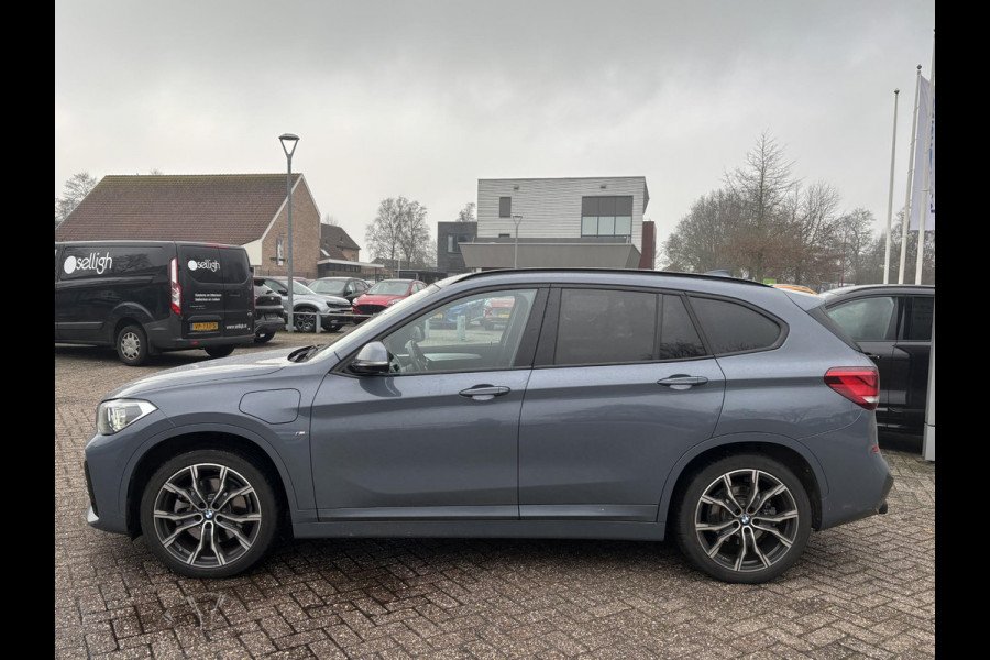 BMW X1 xDrive25e eDrive M Sport | SCI | Bellen voor bezichtiging  | Plug-in Hybride | PHEV | 220pk | Panoramadak | Storm Bay Metallic | 19 inch | M Pakket | Camera | Sportstoelen | Led verlichting | Head Up Display | Shadowline Exterieur | | SCI