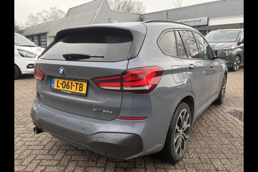 BMW X1 xDrive25e eDrive M Sport | SCI | Bellen voor bezichtiging  | Plug-in Hybride | PHEV | 220pk | Panoramadak | Storm Bay Metallic | 19 inch | M Pakket | Camera | Sportstoelen | Led verlichting | Head Up Display | Shadowline Exterieur | | SCI